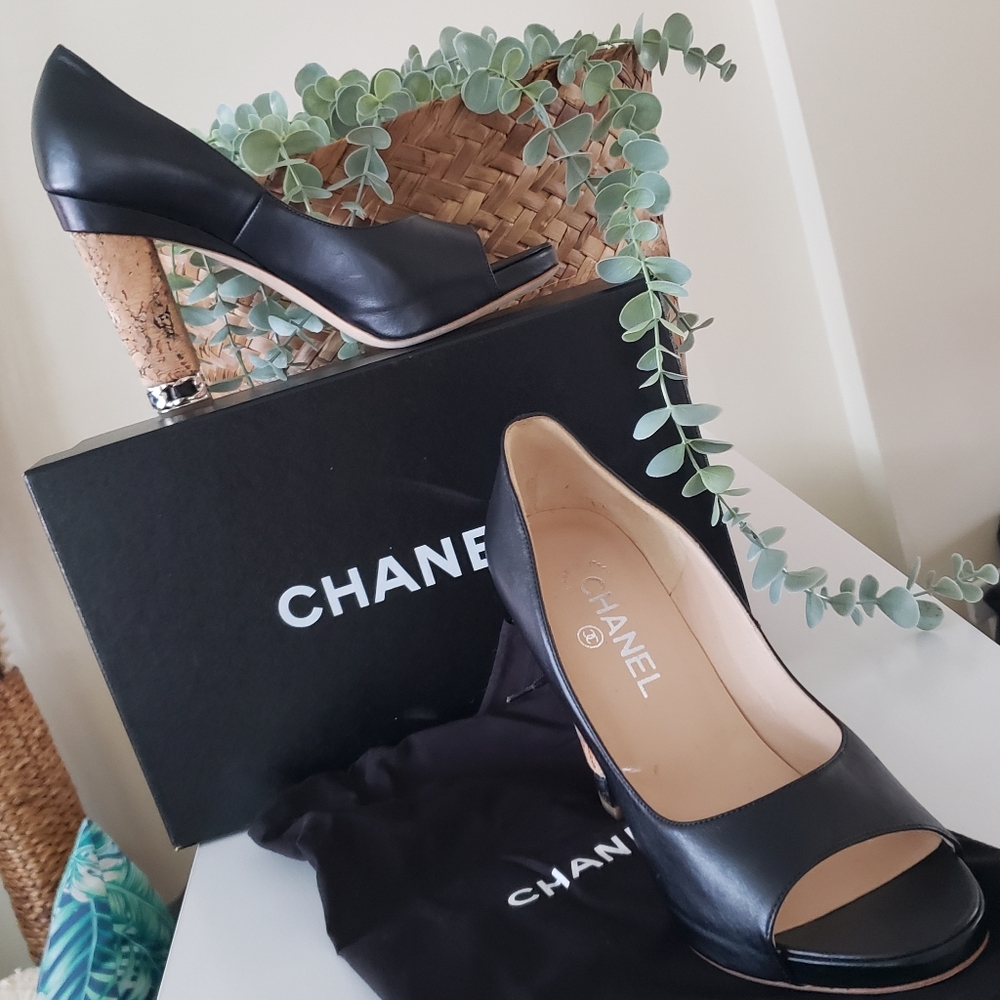 CHANEL NIB Black Leather CC Logo Silver Chain Peep Toe Cork Heel Pumps 37.5